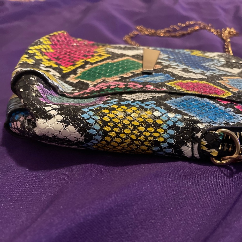 Small crossbody bag with multiple colors to spice up your outfit